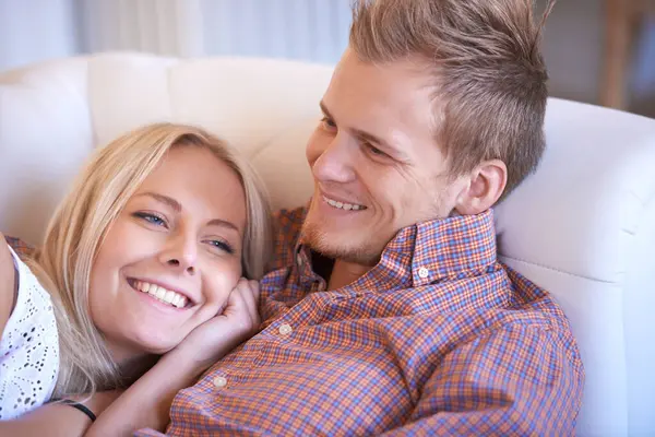 Glücklich Verliebt Und Paar Entspannen Auf Einem Sofa Mit Umarmung — Stockfoto