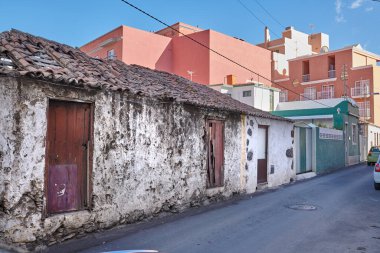 Santa Cruz de La Palma caddesindeki çürüyen tuğla binaların dış cephesi. Hasarlı ve eskimiş kapıları ya da dış girişleri olan terk edilmiş bir kır evinin mimari detayları.