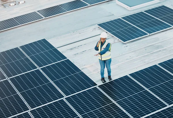 太陽光発電プレート 再生可能エネルギー プロジェクトデザインに関するルーフトップ電話 ソーラーパネル 女性の会話 屋根の上の眺め 電力網の構造の携帯電話そして女性エンジニアの点検 — ストック写真