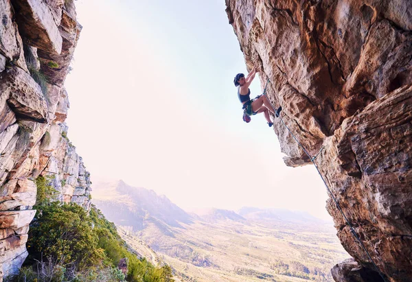 Escalada Fitness Montanhas Com Mulher Natureza Para Esportes Explorar Aventura — Fotografia de Stock