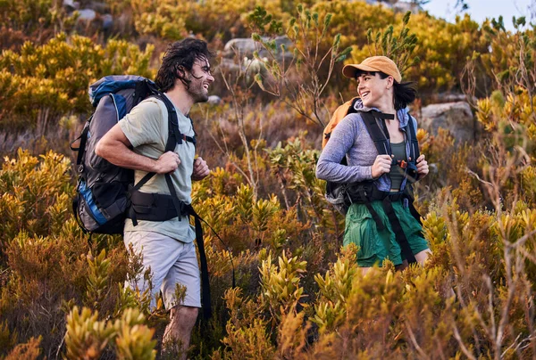 Wandern Reisen Und Paarwanderungen Den Bergen Für Abenteuer Urlaub Und — Stockfoto