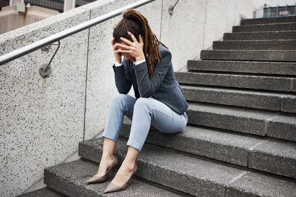 Безработица Лестницы Бизнес Женщиной Городе Грусти Потери Работы Депрессии Проблемы — стоковое фото