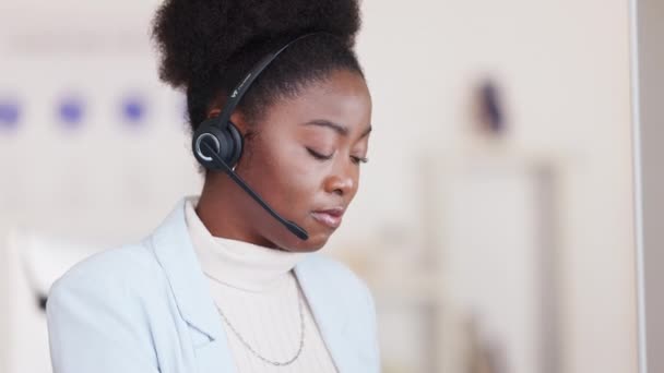 在为客户服务和销售支持提供咨询时 使用耳机的友好呼叫中心代理形象 年轻的女商人带着大大的笑容在电脑上工作和操作服务台 — 图库视频影像