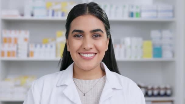 药学专业的女药剂师笑得很开心 医药化学家对病人的成功治疗感到高兴 一个药店的零售人员准备为生病的顾客提供帮助 — 图库视频影像
