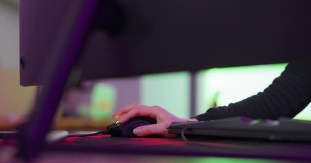 Teclado Mouse Gamer Mulheres Mãos Sala Neon Jogos Para Espaço — Vídeo de Stock