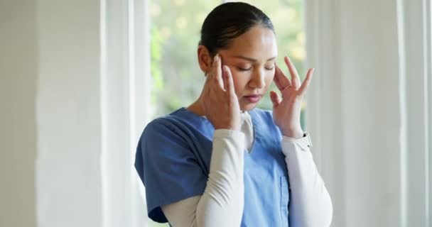 Okno Ból Głowy Pielęgniarka Wypaleniem Kobieta Opieka Zdrowotna Depresją Pomyłką — Wideo stockowe