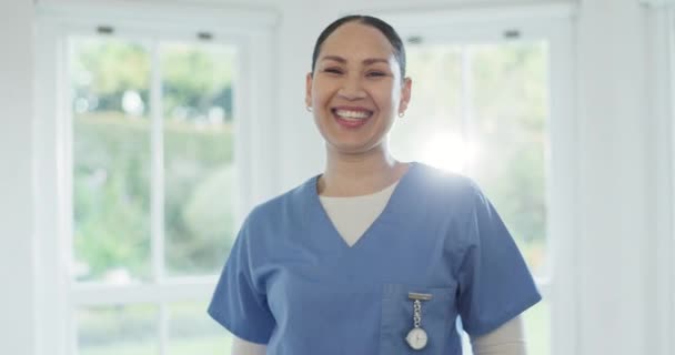 Verpleegster Gezicht Glimlach Zorg Werken Trots Welkom Ons Vrouwelijke Persoon — Stockvideo