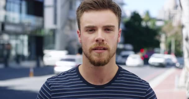 Buźka Relaks Mężczyzna Mieście Podróży Dojazdów Lub Życia Studenckiego Rano — Wideo stockowe