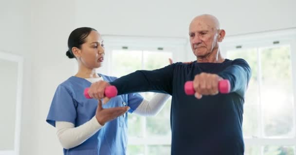Sombrillas Ejercicio Entrenamiento Con Una Enfermera Anciano Asilo Para Fisioterapia — Vídeos de Stock