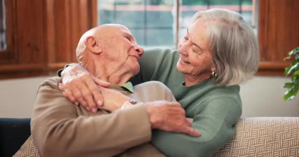 Старшие Пара Счастливые Объятия Поцелуем Диване Брак Забота Поддержке Гостиной — стоковое видео