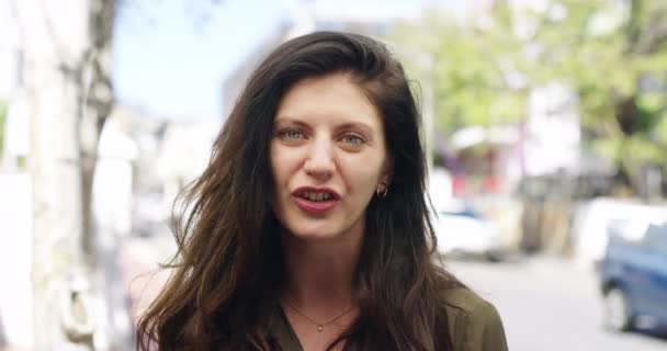 Yüz Mutlu Kadın Şehirde Röportaj Dil Araştırması Için Iletişim Ngilizce — Stok video