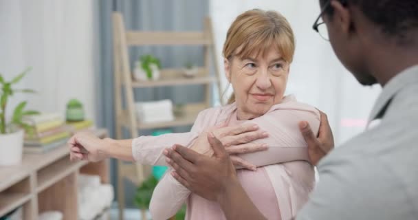 Fysiotherapie Consult Stretching Arm Oude Vrouw Voor Revalidatie Herstel Advies — Stockvideo