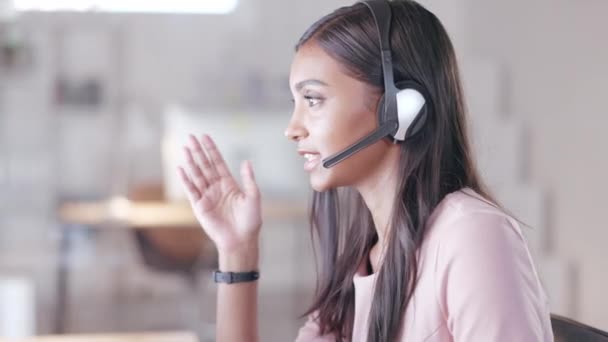 服务台呼叫中心代理使用其代理机构的耳机向客户推广营销交易和销售 坚定和自信的客户服务操作员帮助 解释和指导客户 — 图库视频影像
