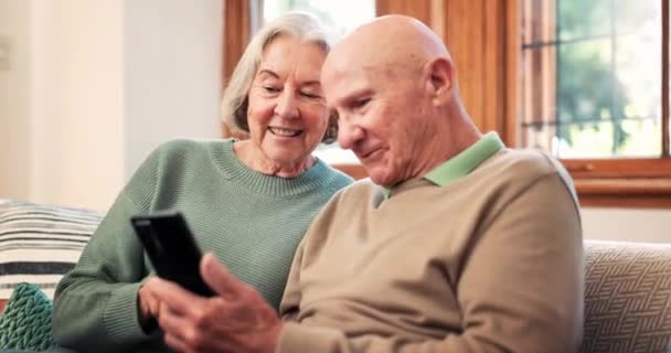Entspannen Sie Sich Online Und Senioren Paar Auf Dem Sofa — Stockvideo