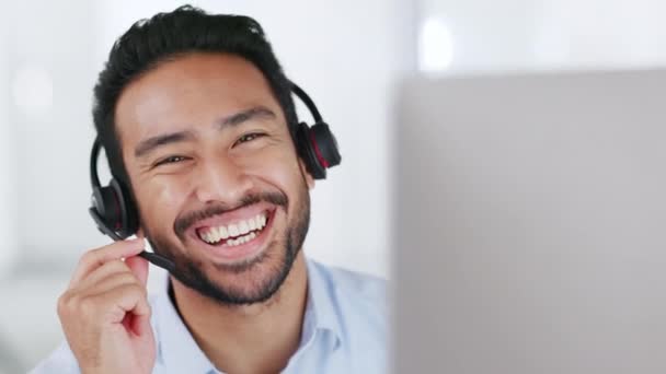 Skrattande Call Center Agent Bär Headset Med Handgest För Att — Stockvideo