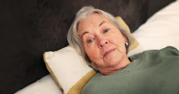 Seniorin Gesicht Und Denken Bett Ruhestand Und Traurig Schlafzimmer Stress — Stockvideo