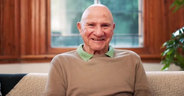 退職後のリラックス 幸せな年金受給者 または休息のための家庭のソファーでシニア 男と顔を笑う 面白い平和やウェルネスの喜びやしわ 自信やジョークのための高齢男性 肖像画や笑顔 — ストック動画