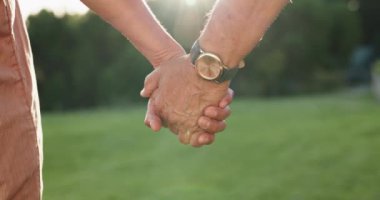 El ele tutuşmak, destek olmak ve birlikte aşkla buluşan yaşlı çift rahatlamak, rahatlamak ve açık havada romantik bir bağ kurmak için. Partner, balayı ve yaşlı insanlar, erkek ve kadın özenle.