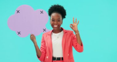 Afrikalı bir kadın, konuşma balonu posteri ve yüzünde gülümseme, tamam inceleme için imza, evet ve mavi arka planda iyi hizmet. Stüdyoda reklam, seçim ya da geri bildirim için ilan panosu.