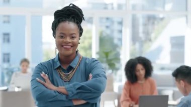 İşyeri yönetimi ve iş birliği için kollarını kavuşturan yönetici gururu, yüzü ve zenci bir kadın. Mutlu, uzman ve iş için profesyonel bir ofise güvenen Afrikalı bir çalışanın portresi..
