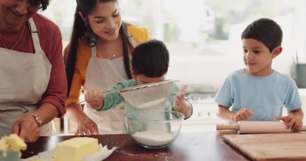 快乐的母亲或孩子在厨房里烘焙 就像一家人带着男孩或兄弟姐妹学习烹调食谱一样 儿童发育或老奶奶微笑或用面粉或别针教孩子 — 图库视频影像