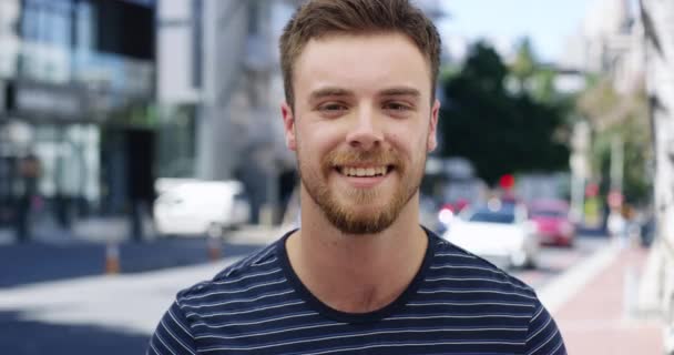 Gespräch Interview Und Mann Auf Der Straße Mit Meinung Umfrage — Stockvideo