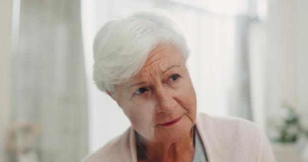 Huzurevi Pencere Geleceği Düşünen Yaşlı Bir Kadın Emeklilik Yaşam Planı — Stok video