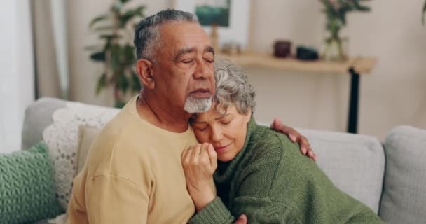 Casal Sênior Amor Abraço Para Empatia Conforto Segurança Casa Sofá — Vídeo de Stock