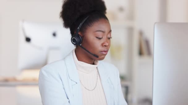 Müşteri Temsilcisi Çağrı Merkezi Müşteri Raporunu Bitirirken Içeride Kulaklıkla Çalışıyor — Stok video