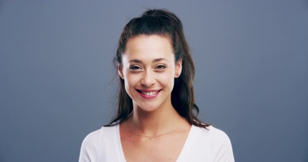 Mulher Rosto Piscar Olhos Estúdio Com Sorriso Para Flertar Expressão — Vídeo de Stock