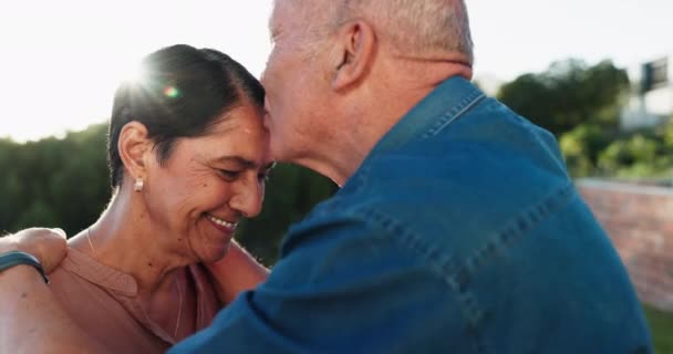 Kus Achtertuin Senior Koppel Met Liefde Een Date Samen Voor — Stockvideo