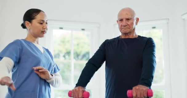 Haltères Exercice Physiothérapie Avec Une Infirmière Vieil Homme Dans Une — Video