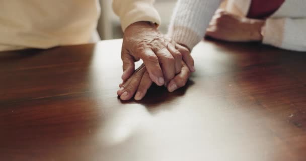 Zbliżenie Trzymanie Się Ręce Para Seniorów Miłością Małżeństwem Emeryturą Wdzięcznością — Wideo stockowe