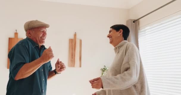 Miłość Szczęście Domu Starsze Pary Tańczą Uśmiechają Się Cieszą Razem — Wideo stockowe