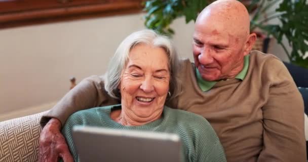 Starší Pár Tablet Smích Doma Při Čtení Příspěvků Sociálních Sítích — Stock video