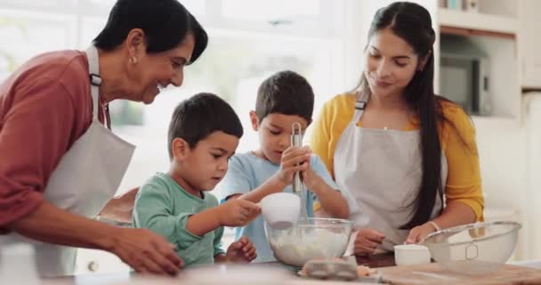 Бабуся Викладач Або Діти Випікають Мамою Кухні Вивчаючи Рецепт Приготування — стокове відео