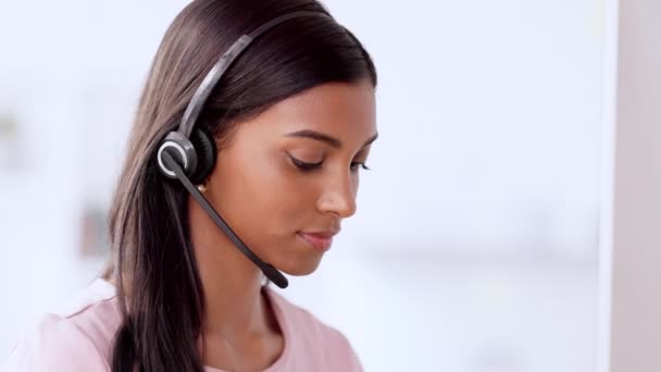 Headset Viselő Telefonközpontos Ügynök Aki Segítséget Nyújt Ügyfélszolgálat Online Lekérdezésében — Stock videók