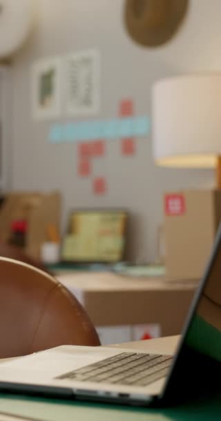 Ноутбук Коробка Пустой Офис Логистики Цепочки Поставок Буфера Обмена Столе — стоковое видео