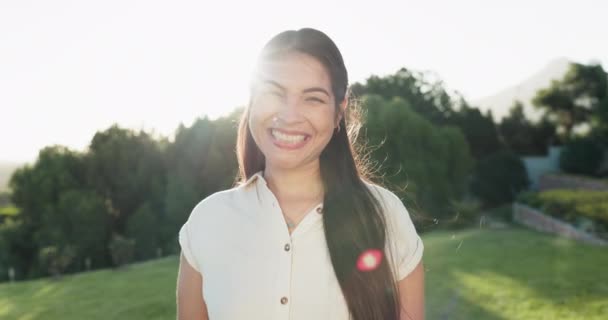 年轻的女人 为了快乐 自由与和平 在夏天的公园里 在室外微笑和画像 面带微笑 自信和积极向上的心态的迷人而快乐的拉丁裔人 — 图库视频影像