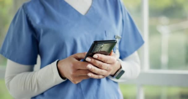 Händerna Telefonen Och Sjuksköterska Närbild Sjukhuset Skriva Ett Sms För — Stockvideo
