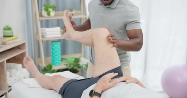 Fysioterapi Händer Stretching Ben Eller Person Med Patient För Rehabilitering — Stockvideo