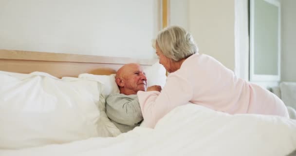 老年人 夫妻和亲吻额头在床上的支持 生病和谈话与退休或康复 男人和女人 在卧室里交流 热爱信任 关心和休息 — 图库视频影像