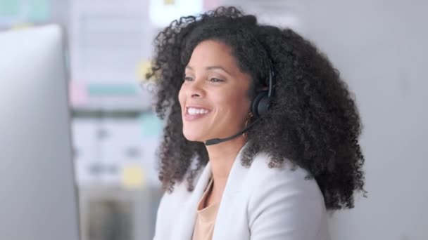 在呼叫中心工作的非裔美国女性销售或客户服务代理 与戴耳机的客户交谈 女商务人士在与同事或老板的视频会议上的女商务人士 — 图库视频影像