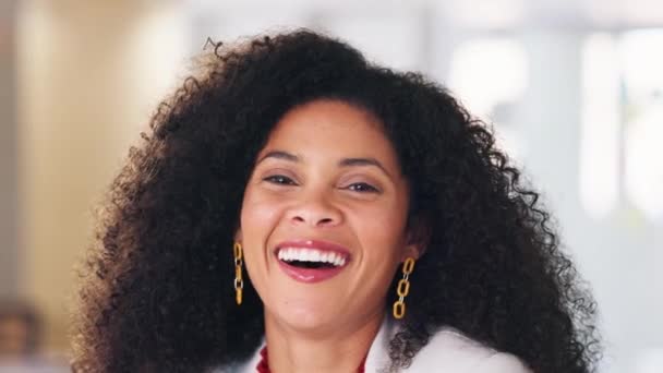 Grinende Forretningskvinde Føler Sig Positiv Håbefuld Mens Hun Smiler Sit – Stock-video
