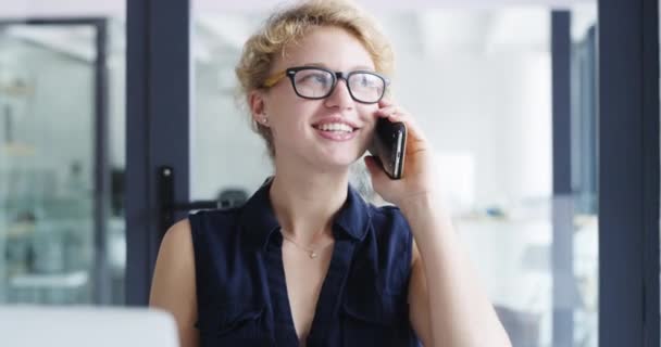 Mujer Sonrisa Llamada Telefónica Empresa Negocios Red Oficinas Contacto Corporativo — Vídeo de stock