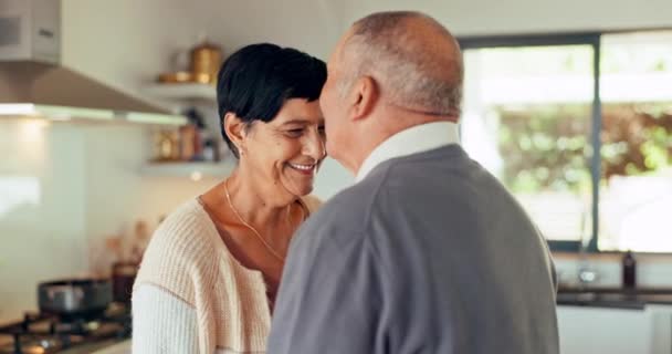 老两口 在家中亲吻额头 快乐地结合在一起谈情说爱 老年男女 带着爱心 支持和信任享受退休生活 — 图库视频影像