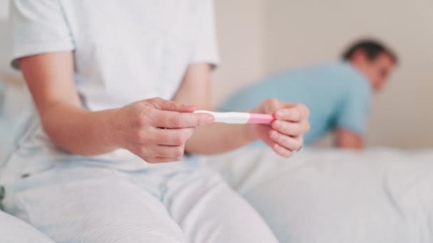 Γυναίκα Τεστ Εγκυμοσύνης Και Χέρια Για Μέλλον Υπνοδωμάτιο Και Άγχος — Αρχείο Βίντεο