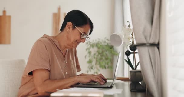 Hjem Laptop Dokumenter Senior Glad Kvinde Med Web Forskning Bankkonto – Stock-video