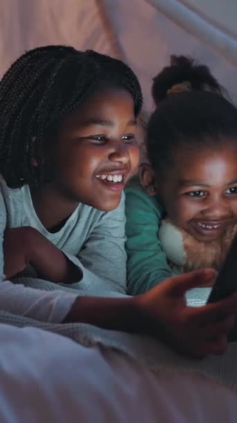 インターネット オンラインまたはアプリでストリーミングするための夜間にタブレットで幸せな子供 一緒に そして笑顔の絆 愛と楽しみのための寝室での毛布との関係の世話 — ストック動画