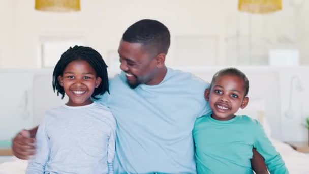 面对爱 父亲和孩子们在床上 带着微笑 信任和早晨的温馨在家里 快乐的黑人家庭 爸爸和孩子们在卧室里拥抱 支持和放松地一起度过单亲家庭的周末 — 图库视频影像